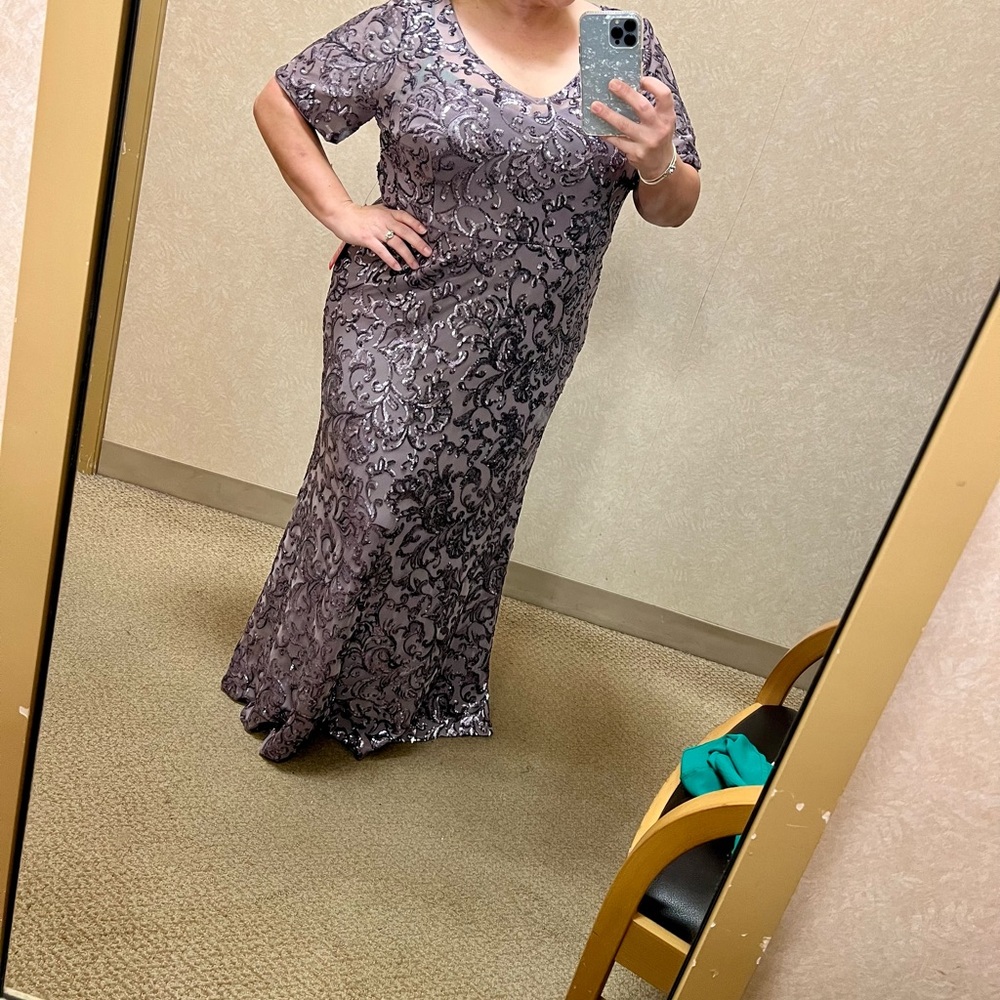 Short sleeve plus size v-neck sequin dress